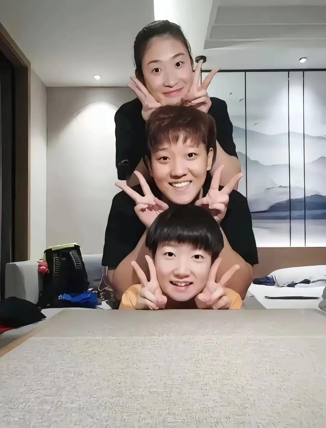 莎莎招人喜爱已经具象化啦！这张照片，最近几天很火。网友说，莎莎上面的两个丫头