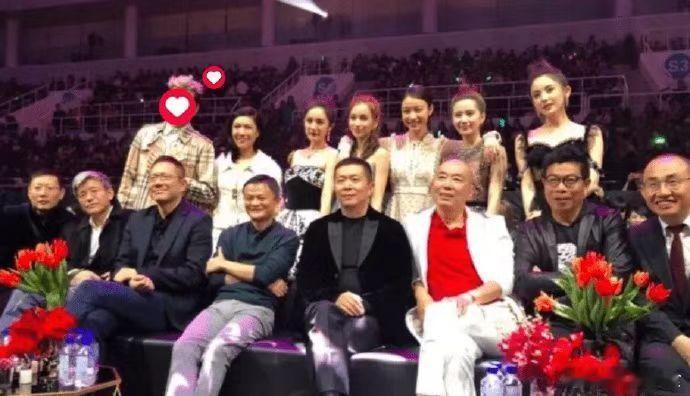 原来被众星捧月的明星们，在他们面前，是多么卑微。