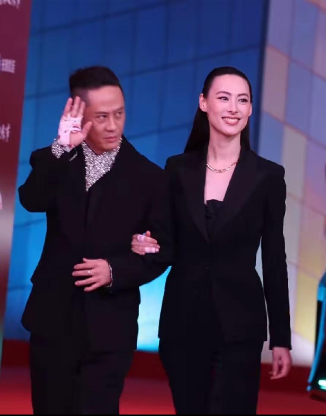 梁洛施挽着男友马浴柯现身上海国际电影节红毯，梁洛施身材保养得真好，一点也看不出她