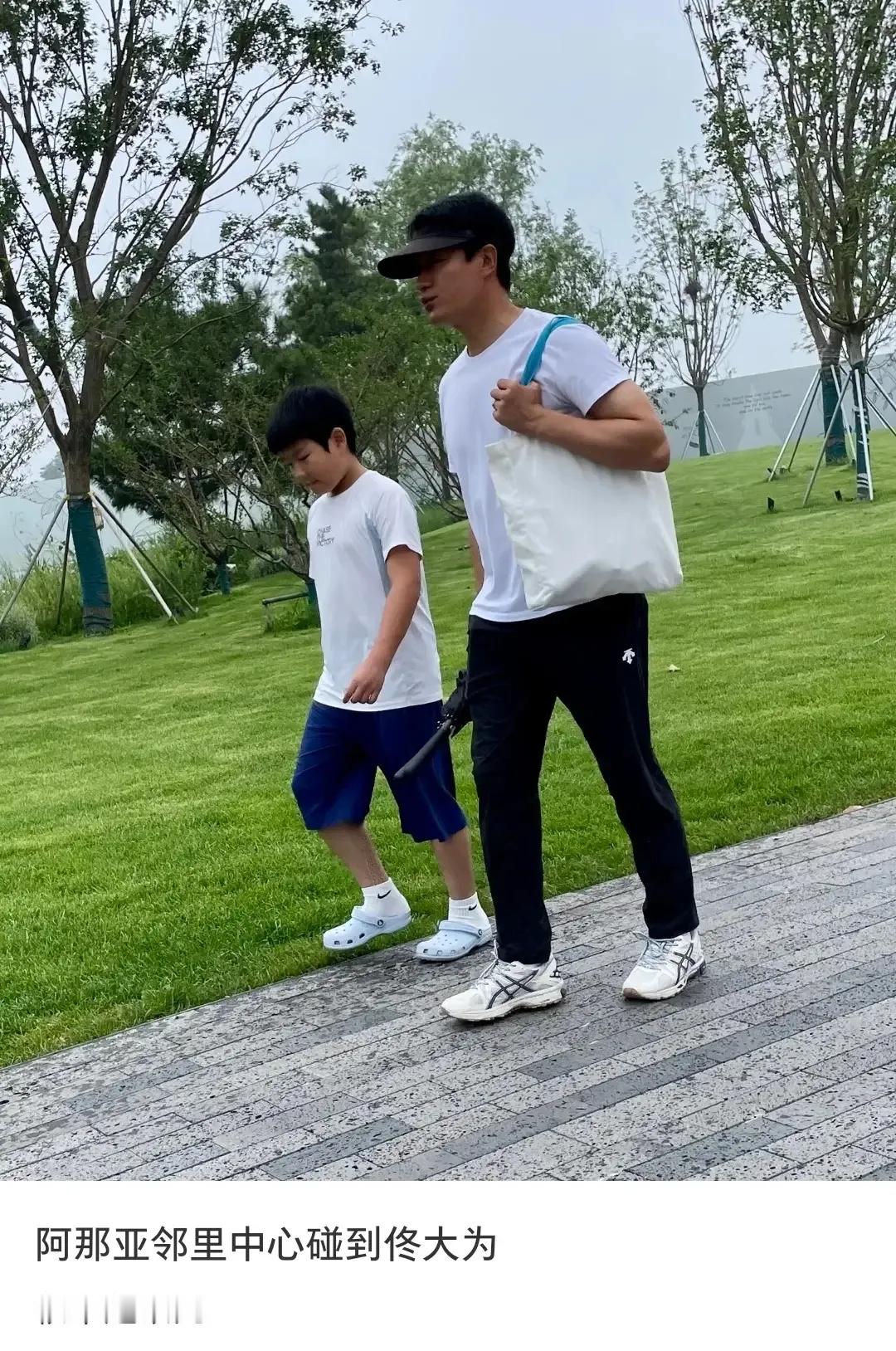 佟大为和儿子长太像了吧！父子二人同穿白色T恤，都被晒成了小麦色佟大为带娃，背一个