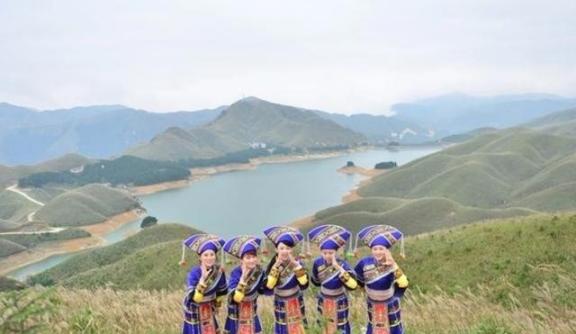 1958年，远在美国的李宗仁看报纸上登着“中国广西壮族自治区成立”的新闻，很疑惑