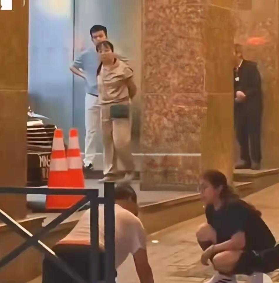 输红眼的赌徒，罪恶之花的绽放。近日澳门赌场，一位41岁的内地男人，输光了所有钱