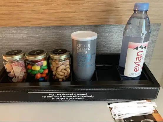 “离大谱了！”一名女子一家三口赴美旅游，入住洛杉矶一家中高档酒店，打开房间迷你