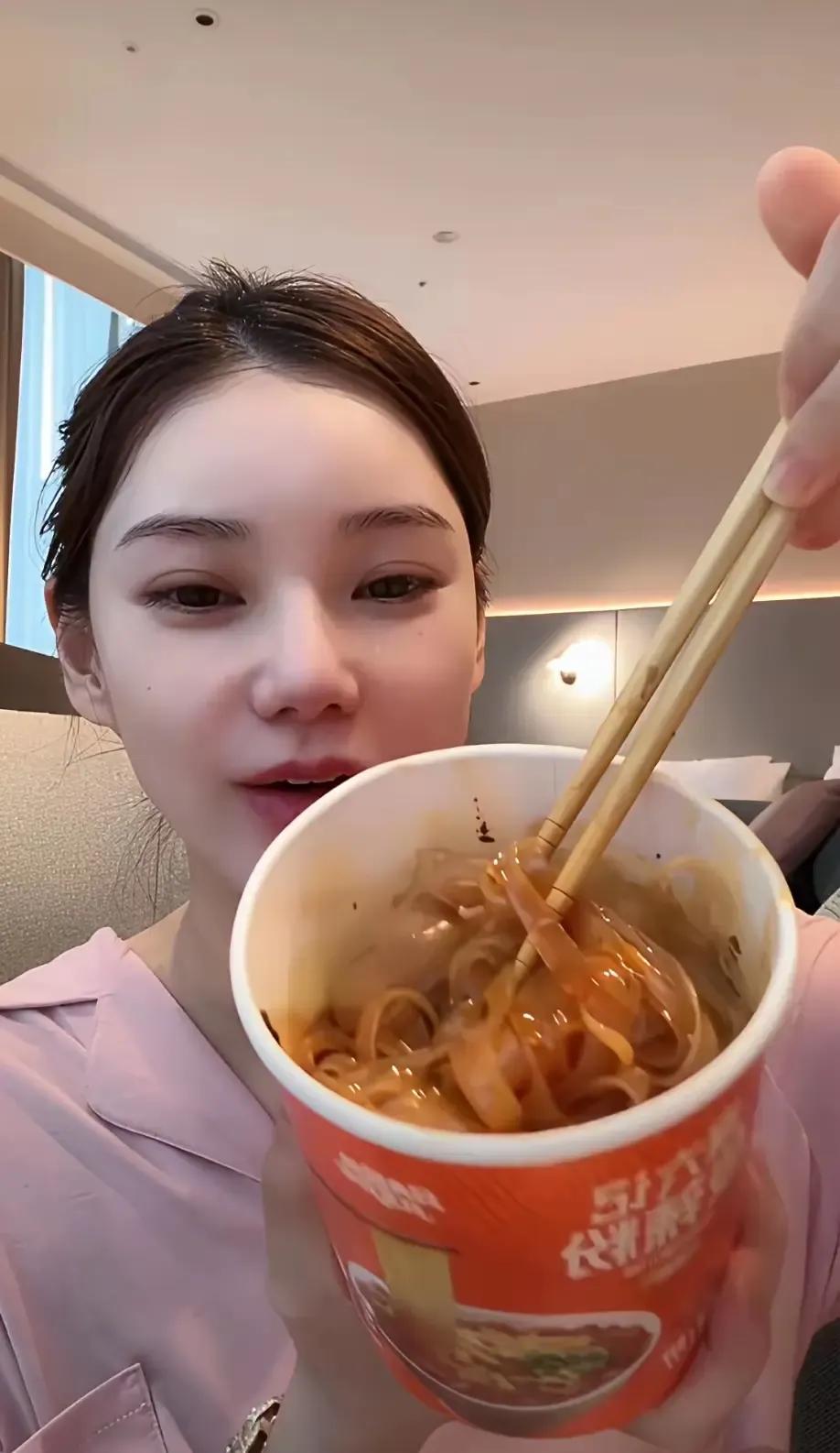 张兰与马筱梅究竟说了什么？她剖腹产后13天就开启直播了，边吃边卖酸辣粉。粉丝奉劝