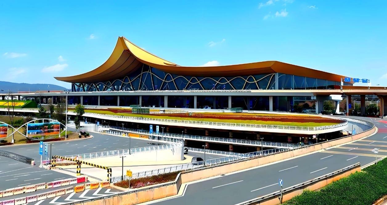 昆明长水机场遭“冰雹夜袭”，113架飞机停场待检，航站楼变“水帘洞”极端天气