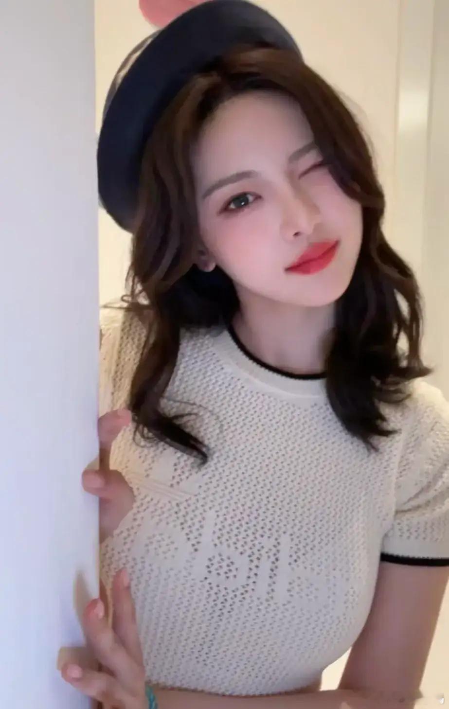 杨超越头戴兔子帽自拍，软萌又俏皮。她的身材线条优越，格外吸睛，灵动模样让人看了心