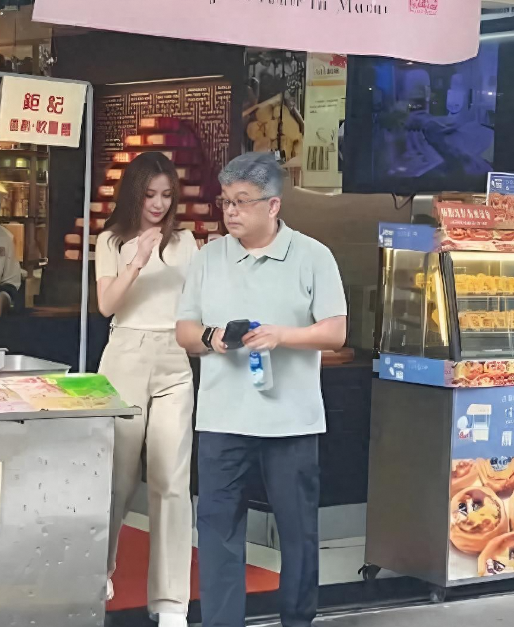 37岁杨颖站台小吃店：从顶流到无人问津的落差