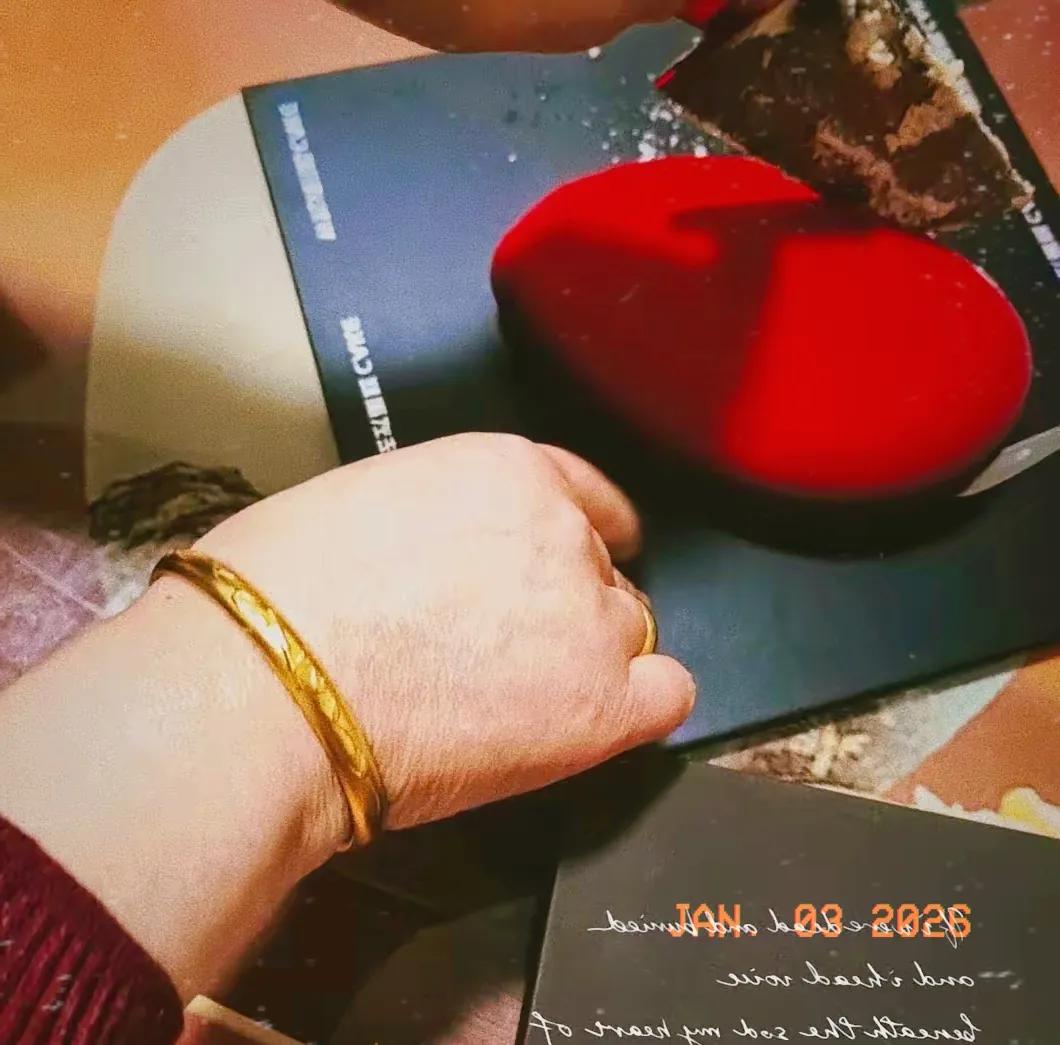 公公过生日，我转他转1000元红包，结果公公没收钱，却在朋友圈晒出小姑子带他吃高