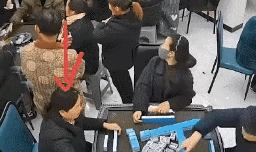 “太缺德了”在一家麻将馆内，三女一男在打麻将，其中有一名女子手法娴熟的不断的出老