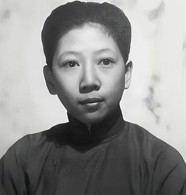 1932年，宋美龄带着一孩子访美，罗斯福指着那孩子夸：小男孩真帅气。宋美龄没