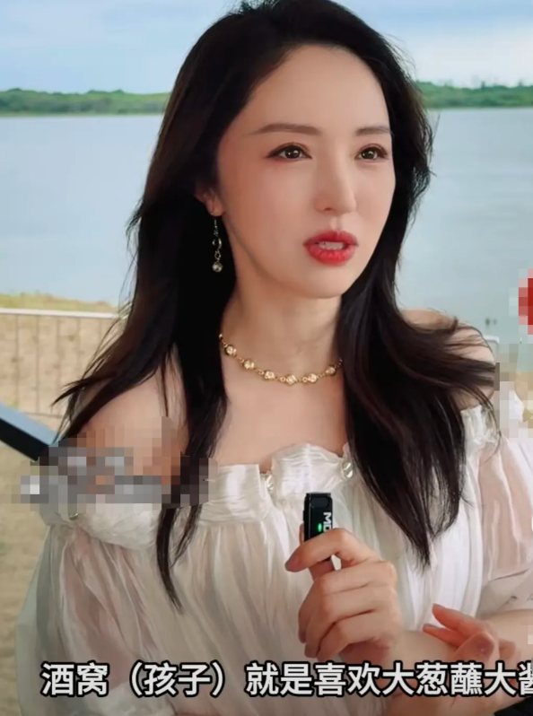 董璇谈女儿，说：“酒窝（孩子）就是喜欢大葱蘸大酱，因为我爸妈都是每天吃饭的时候，