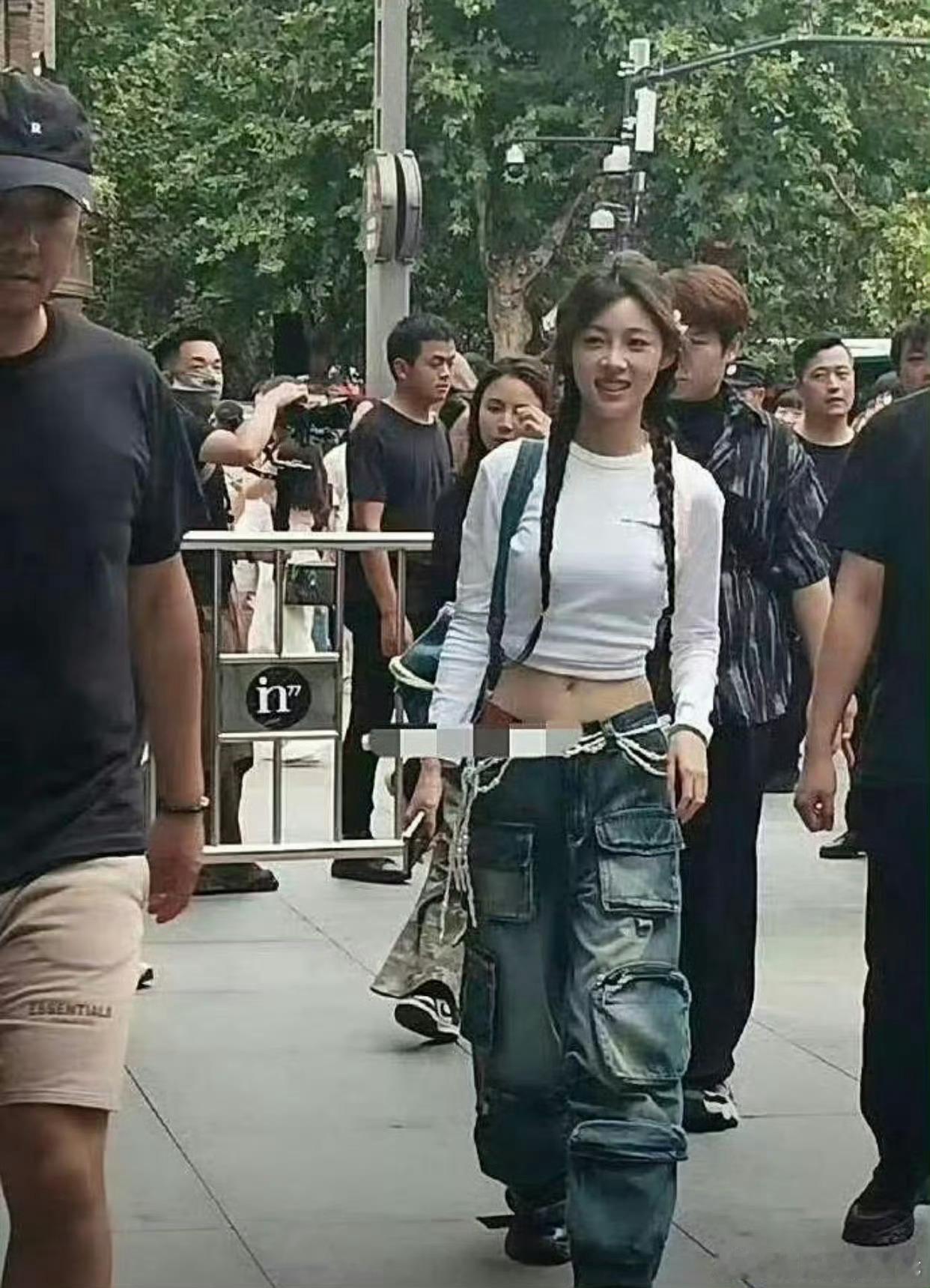 我的老天奶，现实中的痞幼竟然长这样，乍一看还以为是哪个明星呢