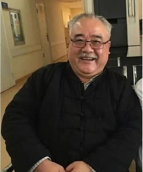 1988年，演员李嘉存花了38万，在北京买了一套别墅，又花了2000块月薪请来保