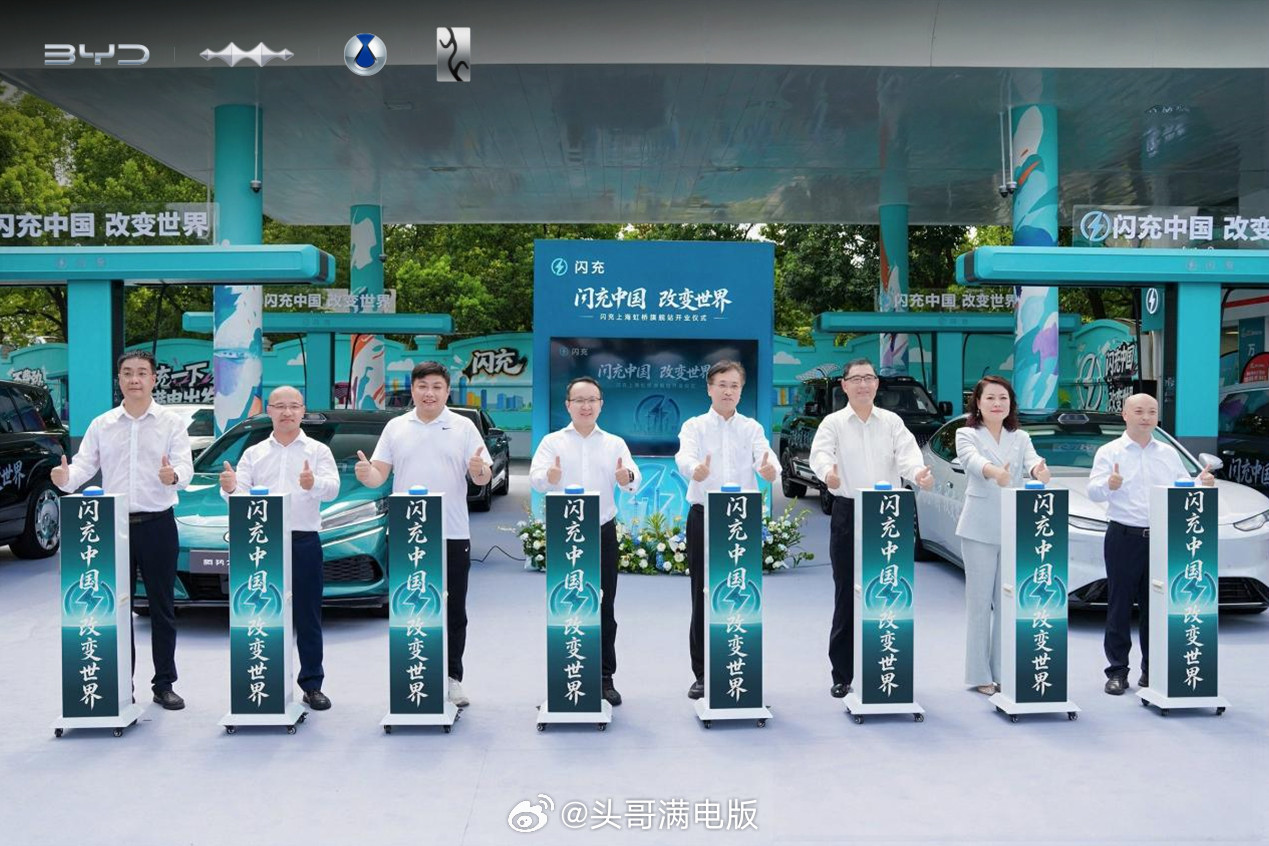 现在越来越多的加油站已经改造成了油电同站模式，我上周末刚去了一个，燃油车在前面加