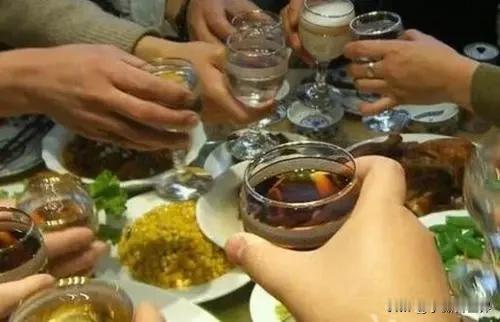 我们这里有几个好朋友，经常相约着一起聚餐喝酒，谁知这一次竟发生了意外——其中有