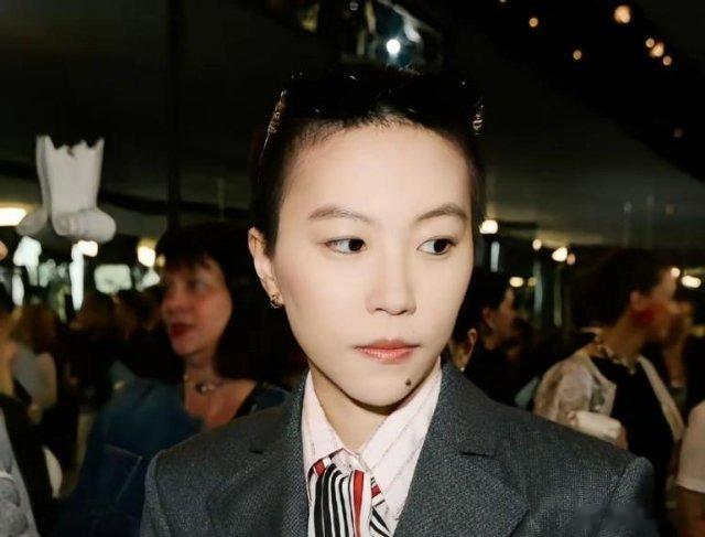 《歌手》这次玩脱了，请来窦靖童，简直是把安眠药混进了可乐里。别的歌手上台全都使劲