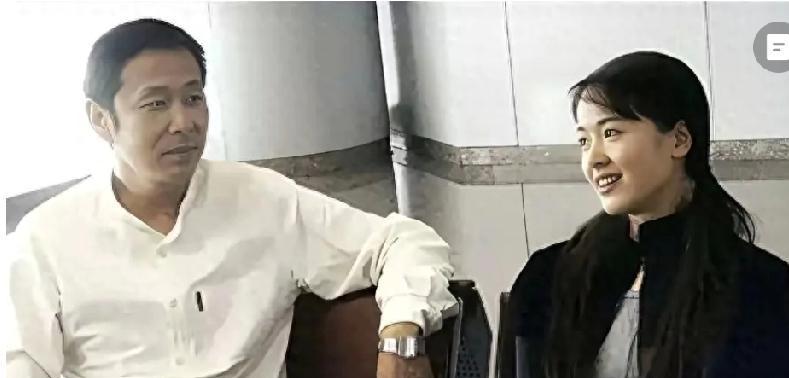 陈道明那场戏外低语，左小青含笑对视，一张照片让全网猜了18年。2003年《中国