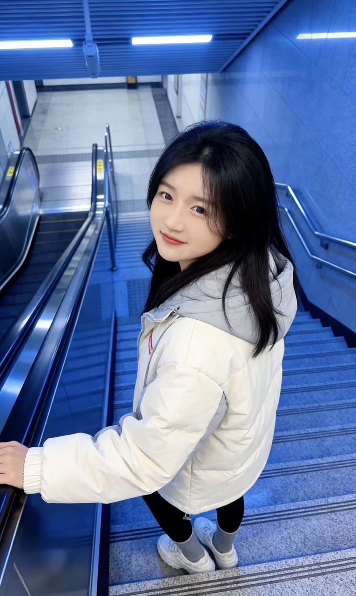 岁末收官，我比烟花更撩人。最后一天的可爱已送达🎁与2025温柔说再见，202