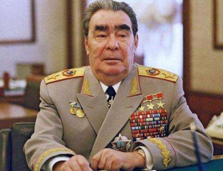 冷战苏联在勃列日涅夫上位之后，认为平民也得开上轿车，就在66年花了花了8.5亿美