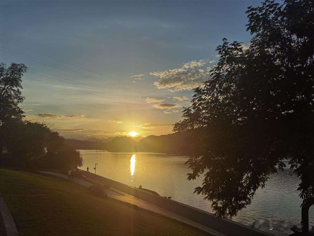 落日余晖映晚霞一抹夕阳宛如画秋日的晚霞