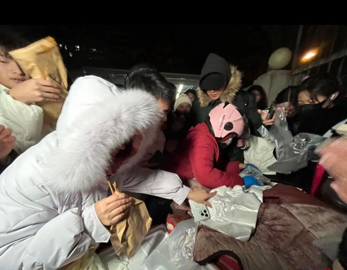 为什么鹅腿阿姨在北大清华门口卖了十几年都没事，刚到CBD就被举报了？56岁