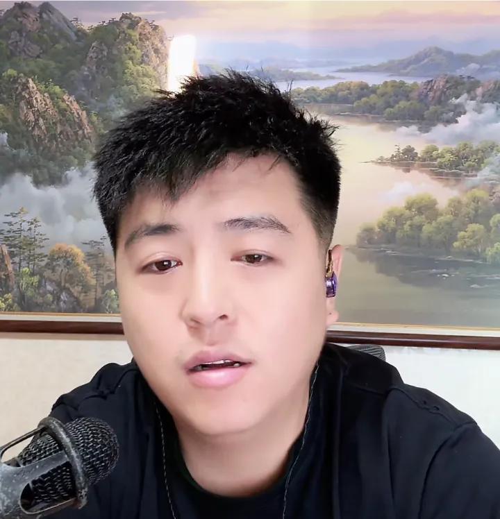 张伦巴说，今年天气老热了，东北也很热，过去也就二十五六度！张伦巴聊起了自己正在