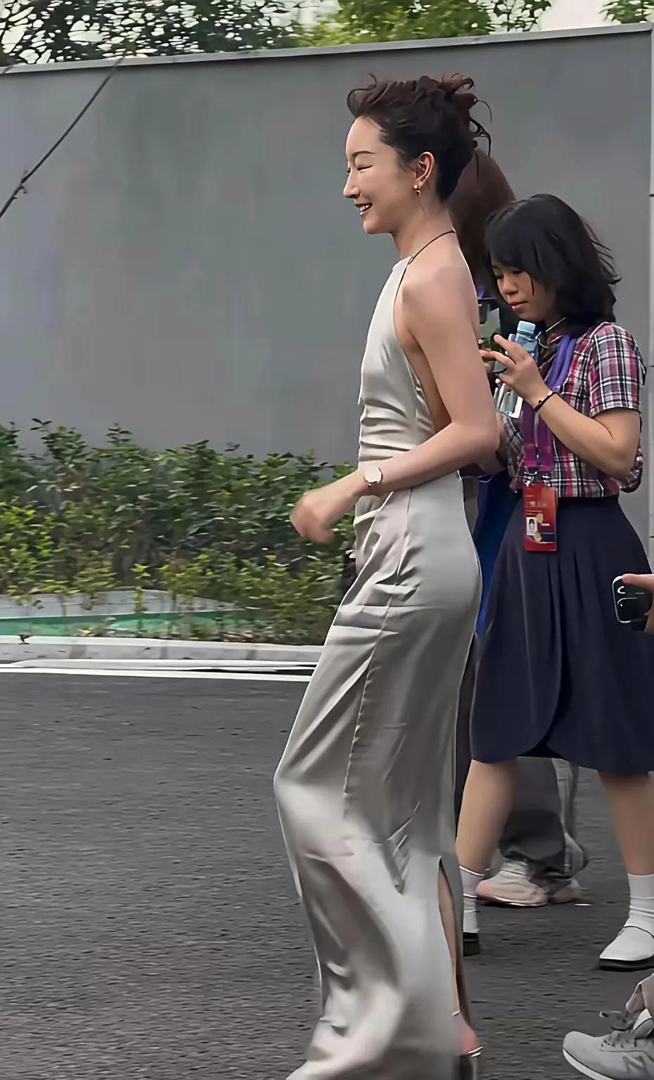 偶遇周冬雨啦！一袭浅灰缎面露背长裙，身材纤细到让人忍不住喊“快吃点好的”🤣
