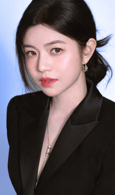 陈妍希发了一条动态配文说：“亲爱的家人们，很抱歉我又受伤了，但请别太担心，我会