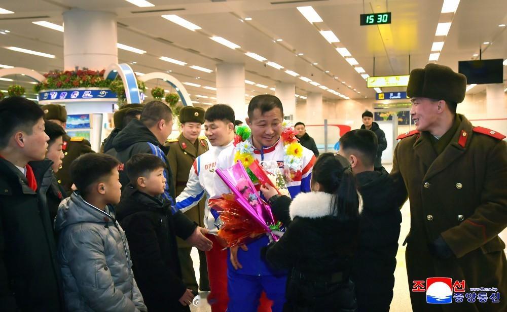 参加在俄罗斯举行的国际摔跤比赛的我国选手载誉而归朝中社平壤２月５日电　我国选手们