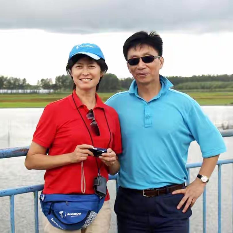 这是敬一丹老师和丈夫王梓木的一张合影。在两人的女儿王尔晴眼里，父母是一对相濡