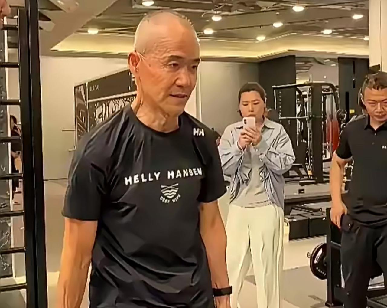 70多岁王石近况曝光，身体肌肉发达！热爱运动的王石看上去肌肉十分发达，手提几十