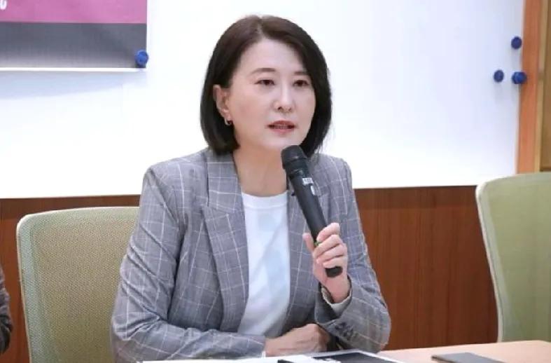 卓荣泰摊上事了，蒋万安、王鸿薇相继出手！绿营再次弄巧成拙！近段时间以来，卓荣泰