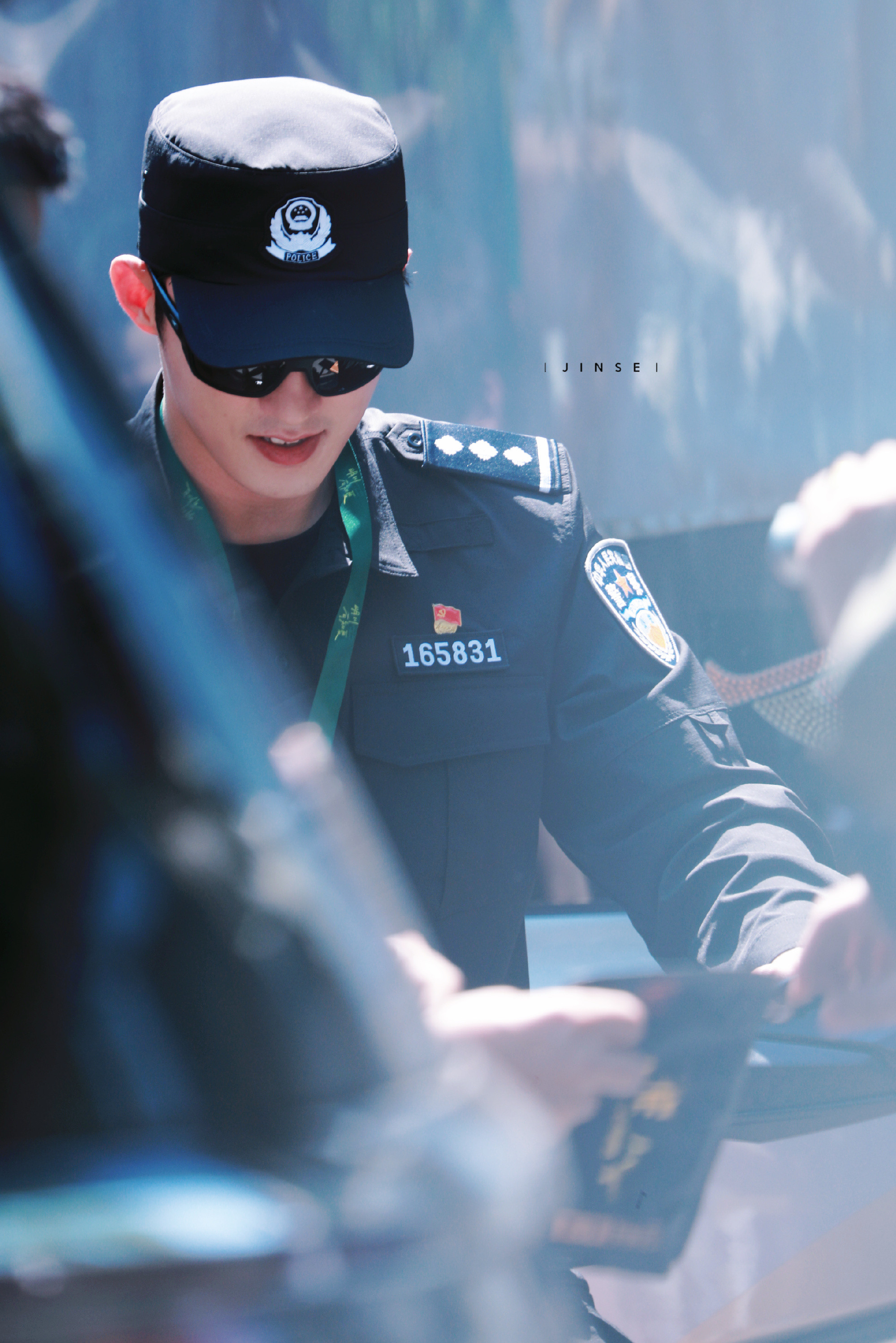 黄景瑜让代拍小心蛇笑不活了我们瑜哥操心命实锤！雨林拍戏不忘喊话代拍防蛇，善心b