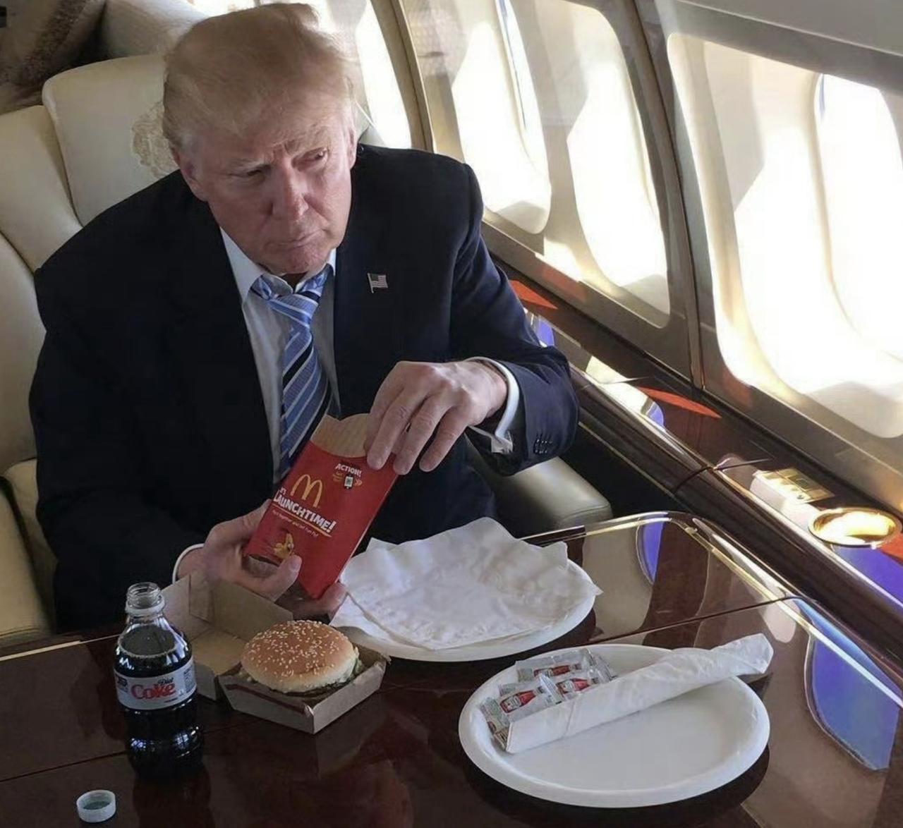 老特,在参加韩国国宴之前,先吃了汉堡和薯条,其中可能有几个原因:1、晚宴开的