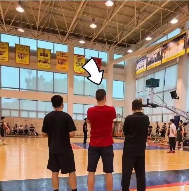 广东男篮这波"痛定思痛"的官宣，完美诠释了什么叫"头痛医脚"式整改。把连续两年