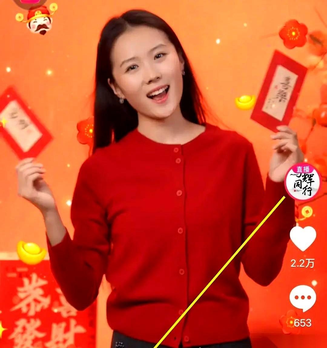 昨天晚上刷手机，给我刷精神了。真真，那个“小兰的真真”，竟然出现在“与辉同行”