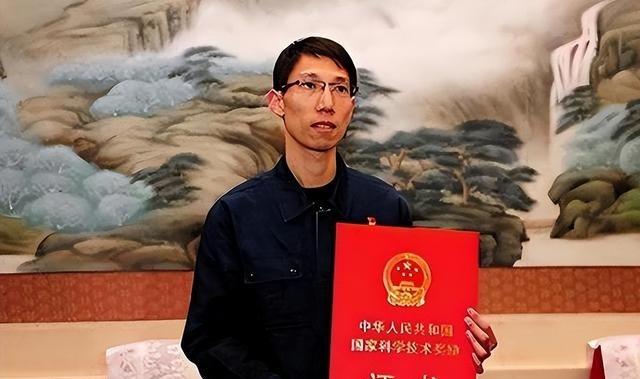 西方航空发动机绝密技术，被一初中学历小伙攻克，国家重奖800万！ 2024