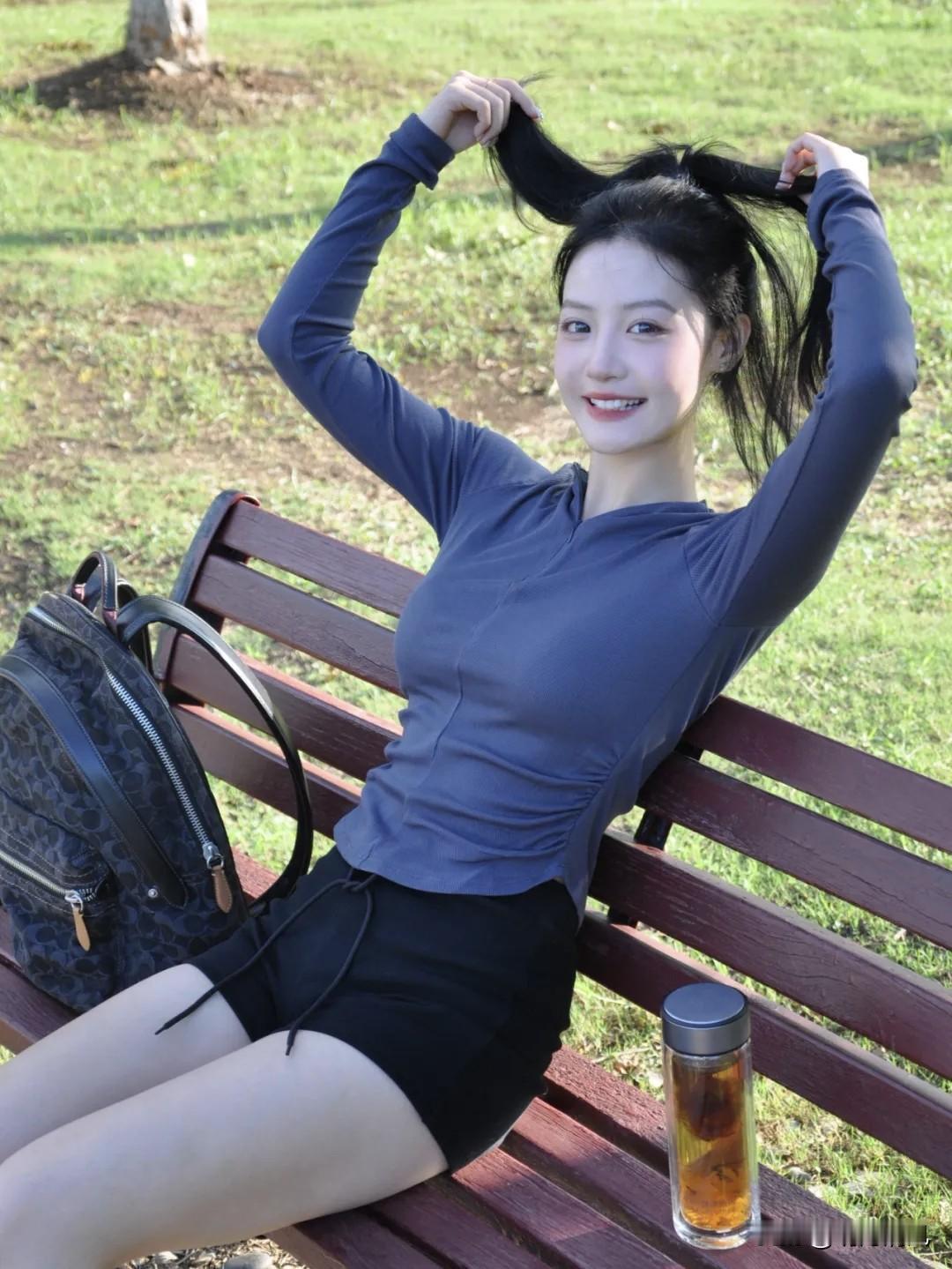 公园拍照真的绝了！🌿尤其长椅和草地，随便动一动就好看。我最爱这个动作——坐在