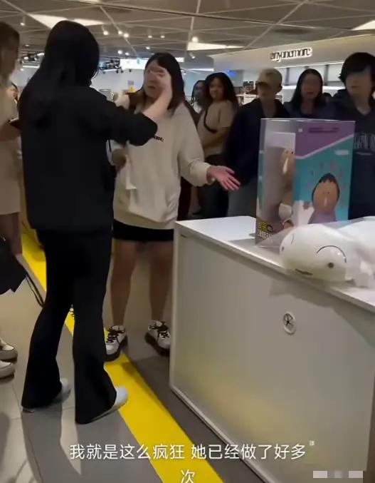 首尔商场名场面：法国大姐一句“全世界都烦中国人”，被中国妹子当场教做人首尔某