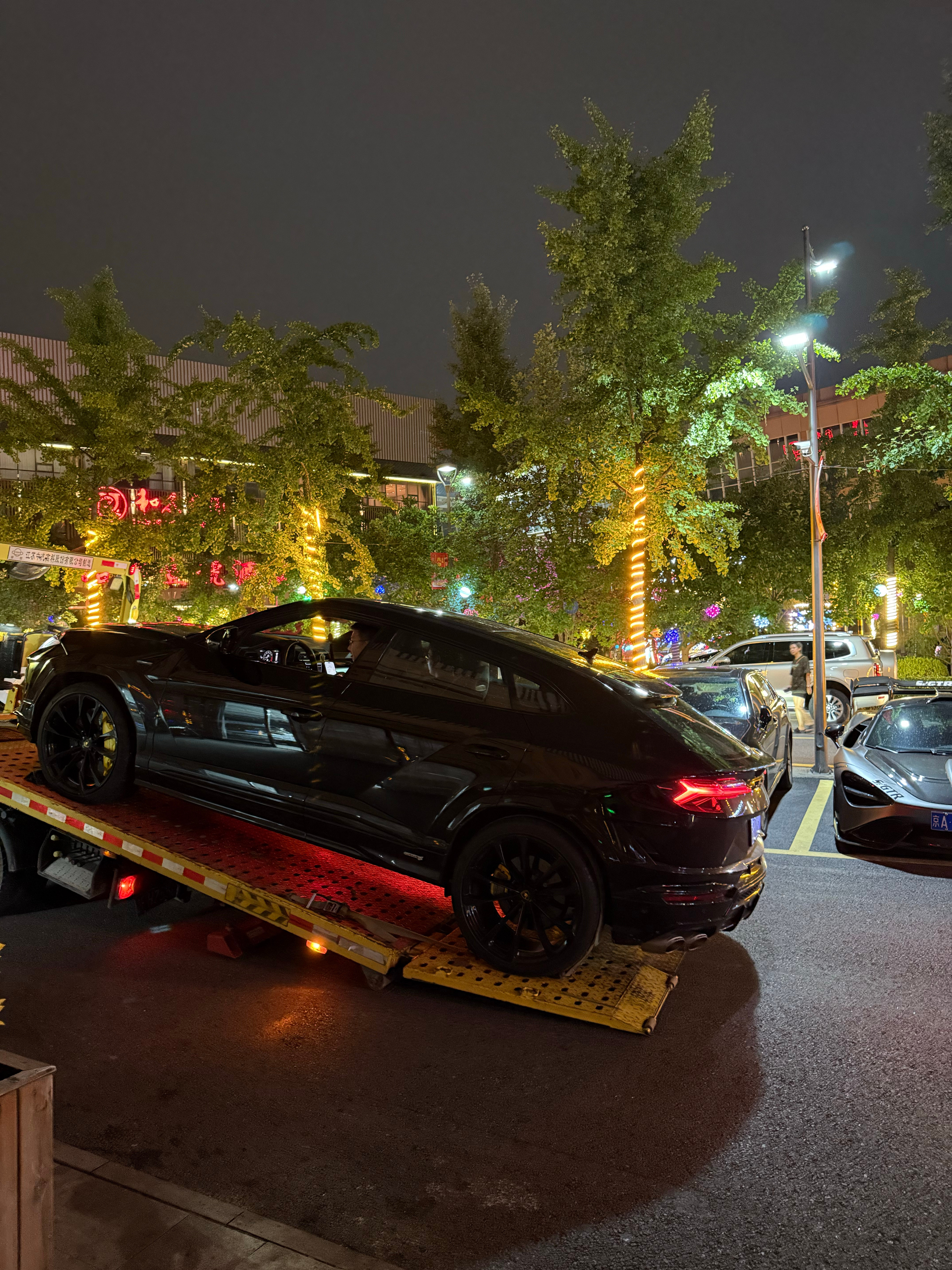 雨夜救援兰博基尼URUS拖车到店​​​