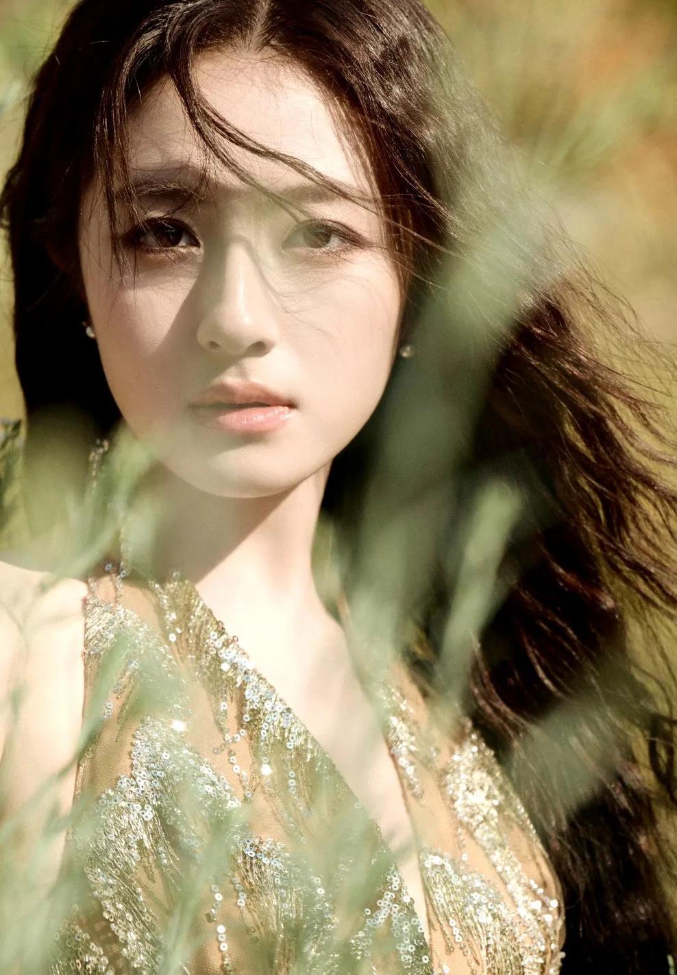 李兰迪的一袭高定长裙，让无数人看到了“国民闺女”转身的勇气——不是靠滤镜，而是用