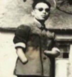 1950年，长津湖战役的硝烟中，年仅17岁的朱彦夫在昏迷之际，突然感到腹部传来撕