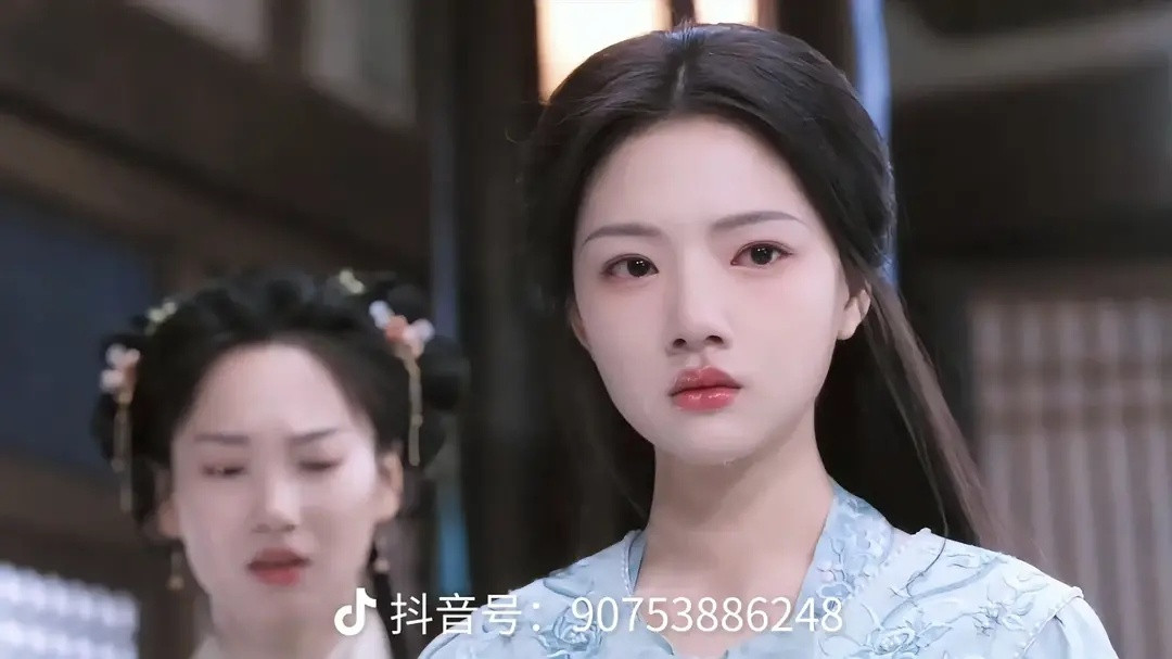 最适合任敏的妆造出现了，感觉她走清冷风还蛮适合的。