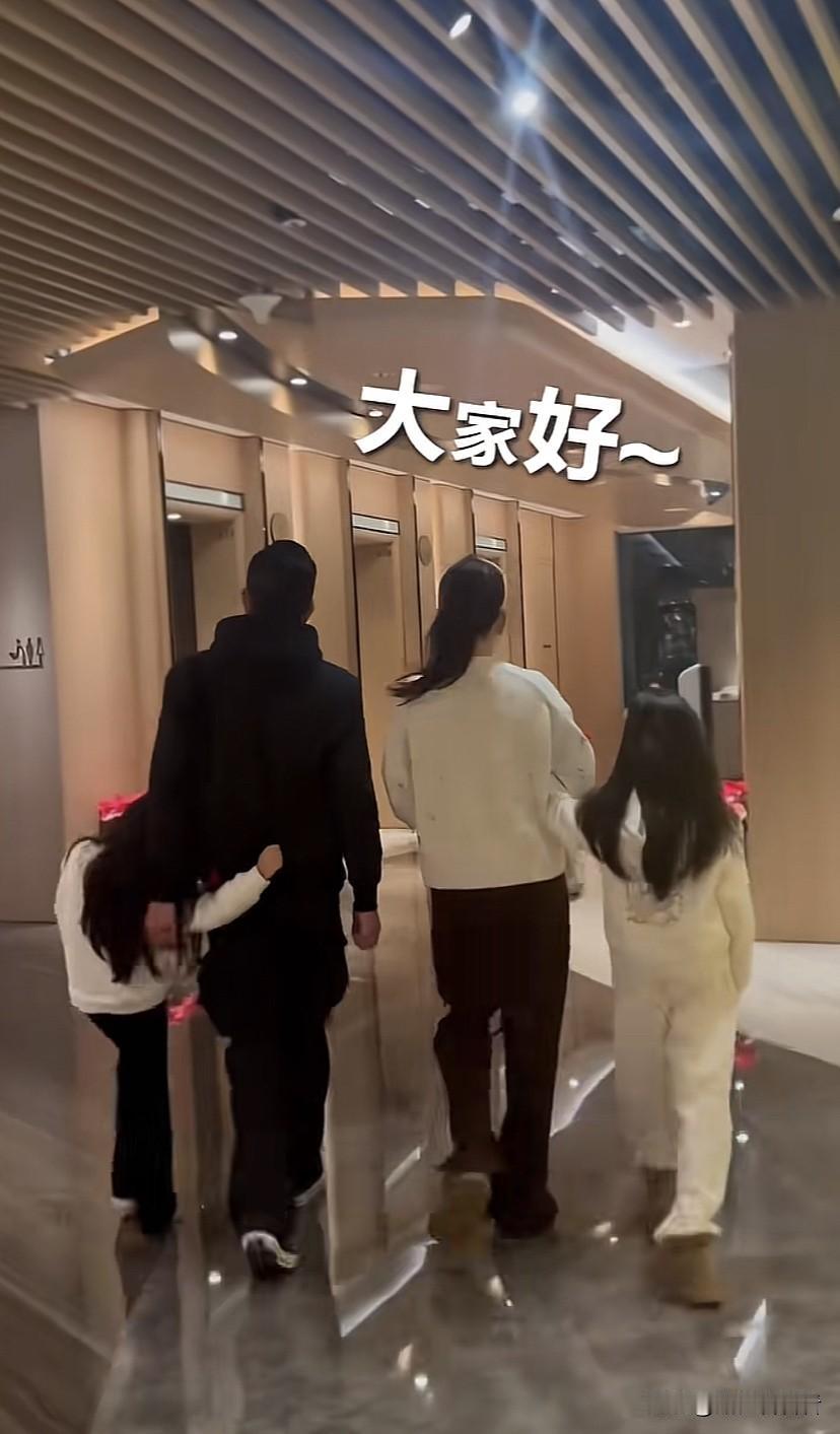 1月8日方媛晒出一家人的生活视频，视频中一家五口出门的情景，二女儿拽着爸爸衣服，