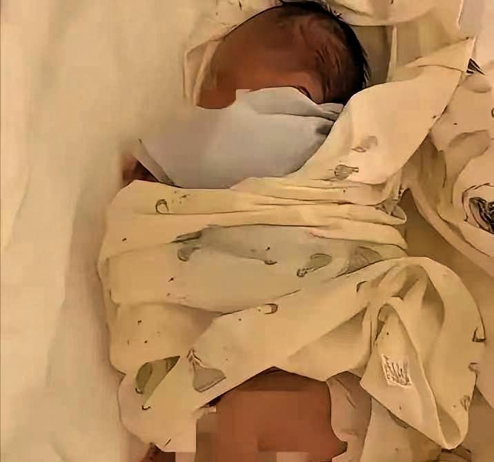 一位孕妈怀胎八个月突发意外离世，婆婆执意要求剖腹取子。医生无奈配合手术，顺利救下