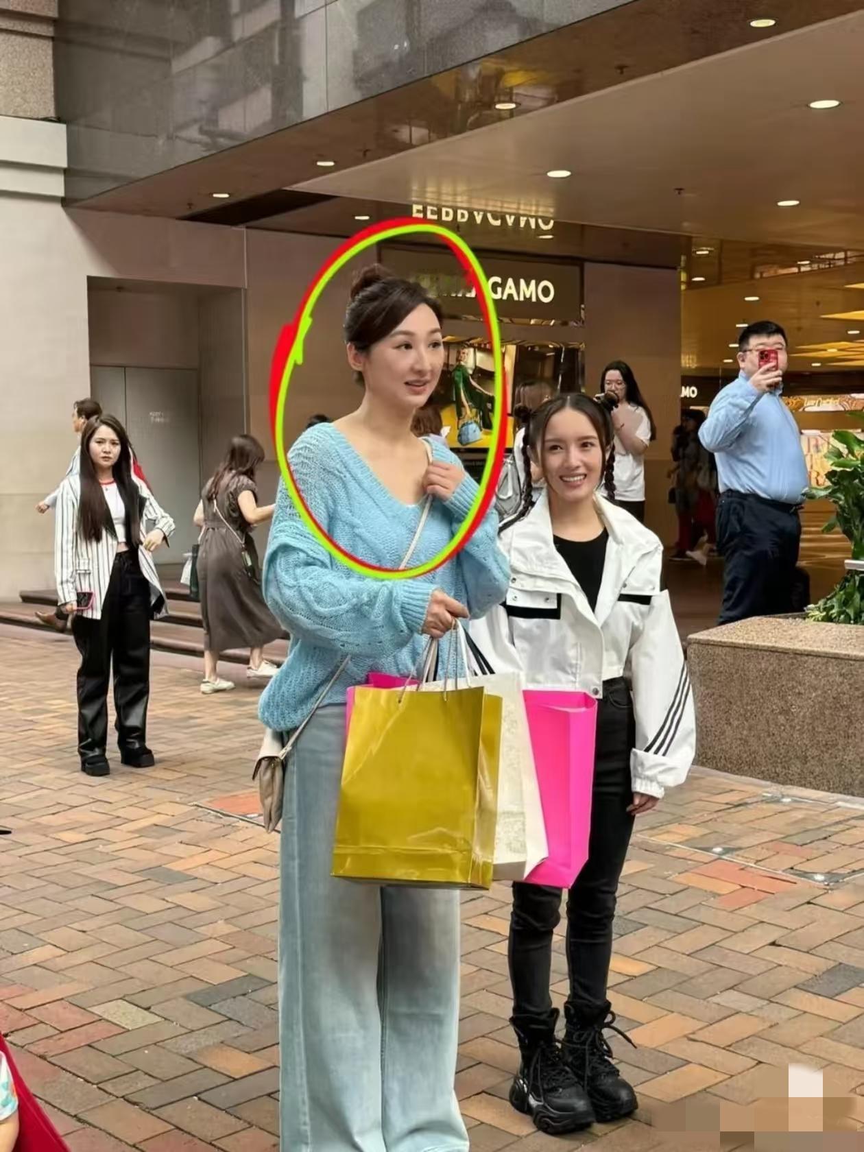 我滴个妈呀！电视里那么好看的女神，万万没想到现实中这么一大大只。[捂脸哭]