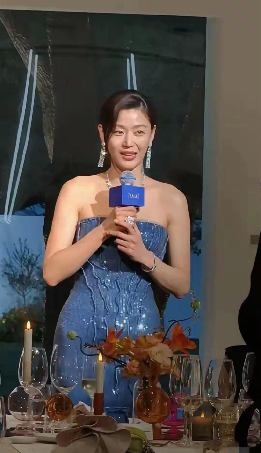 43岁全智贤现身北京伯爵活动晚宴，女神身材真好脸暴露真实的年龄​​​