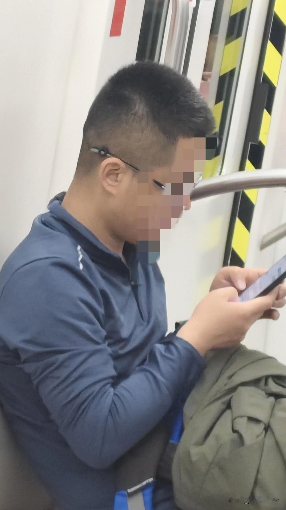 早上坐地铁，往北站方向走的人不是很多，等车时候大家都很自觉的的排队，有老人有带孩