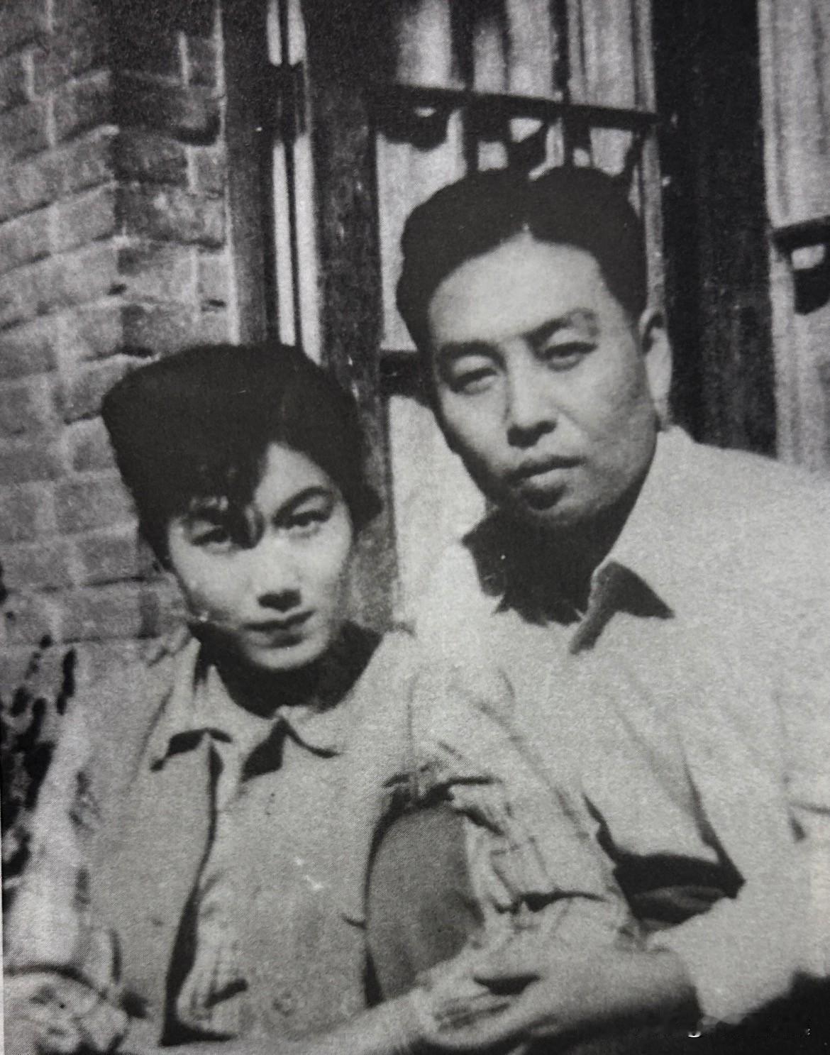 1951年，新凤震与吴祖光婚后的合影。婚后吴祖光用在香港做电影编导挣的钱，在王府