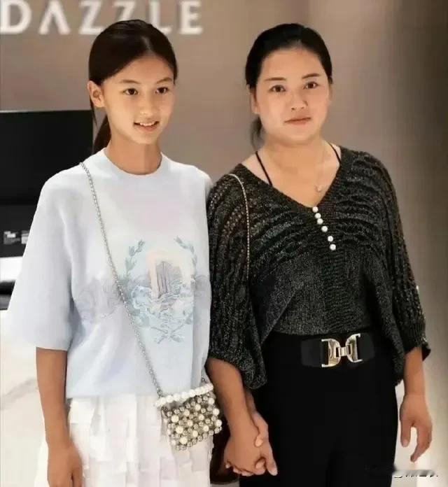 估计于正想签约七七，但是不能给现钱，所以她妈妈就不同意了，而是带她去商场赚钱了，